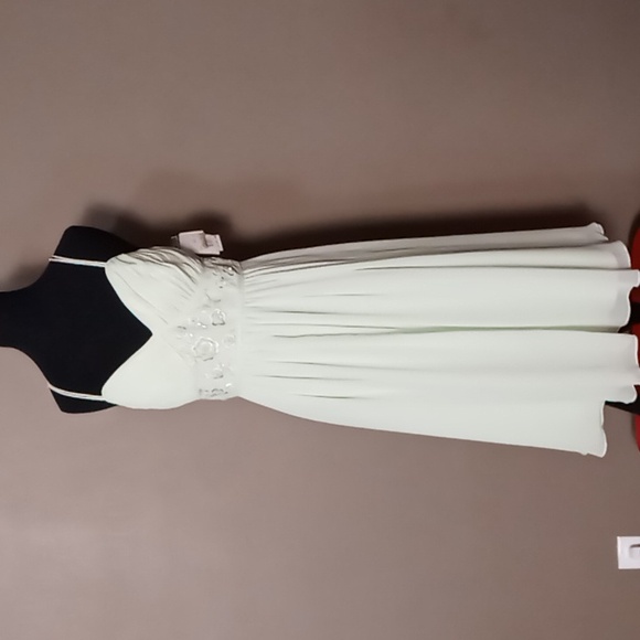 David's Bridal Dresses & Skirts - David's Bridal Crinkle Chiffon Honeydew Dress w Embellishments Size 8